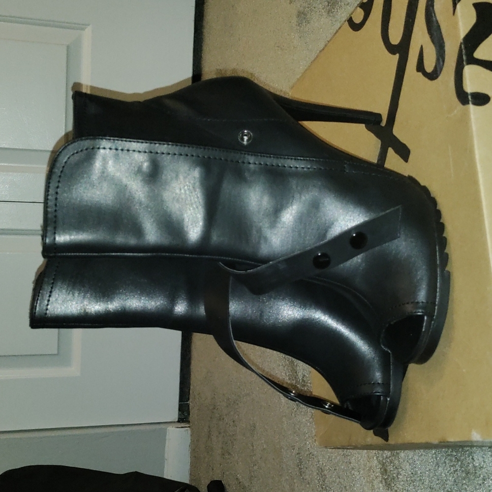 Peep toe shoe